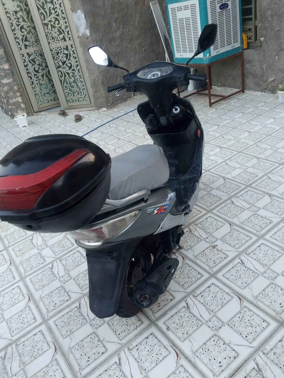 سلام عليكم كايمكو g4 دراجه كله شغاله لايت علي وناصي وبك لايت اشاير يمنه ويسره كله شغال عداد بانزين نقوصات بس قبق بانزين واير مال برك خلفي بس ودراجه خرسه ما تسمع صوته ورزنه كله شغاله كسره شويه تعبان وبي هاذا كسر مصوره ومن مدام هم كسر سعر 350 وبيها مجال رقم *********** مكان رمادي تاميم شارع نخيل
