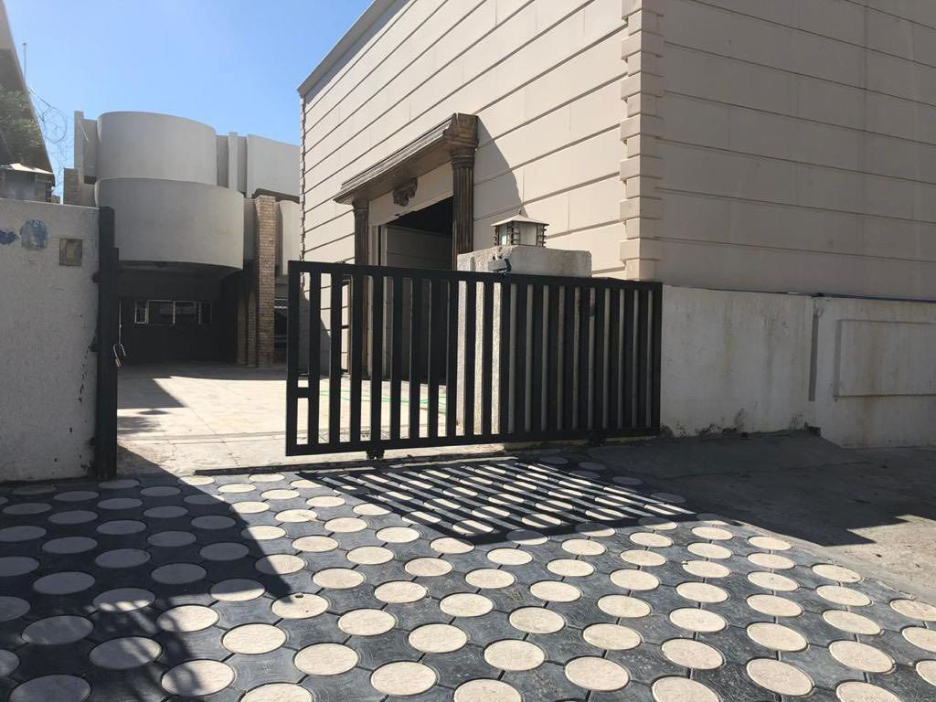 السلام عليكم ورحمة الله وبركاته
البيت مدخل شارع عام فرع السفارات الجار من الجهه اليمنى سفاره والجهه اليسرى شركة الفرع عباره عن شركات ومكاتب وسفارتين وسكن للكفائات ورجال الاعمال  الواجه 20 ×40 البيت باسم ورثه ٢ بالغين وهمه يبيعون مباشر او وكيلهم

للأستفسار 

‭0771 151 8982‬

0785 882 4773
