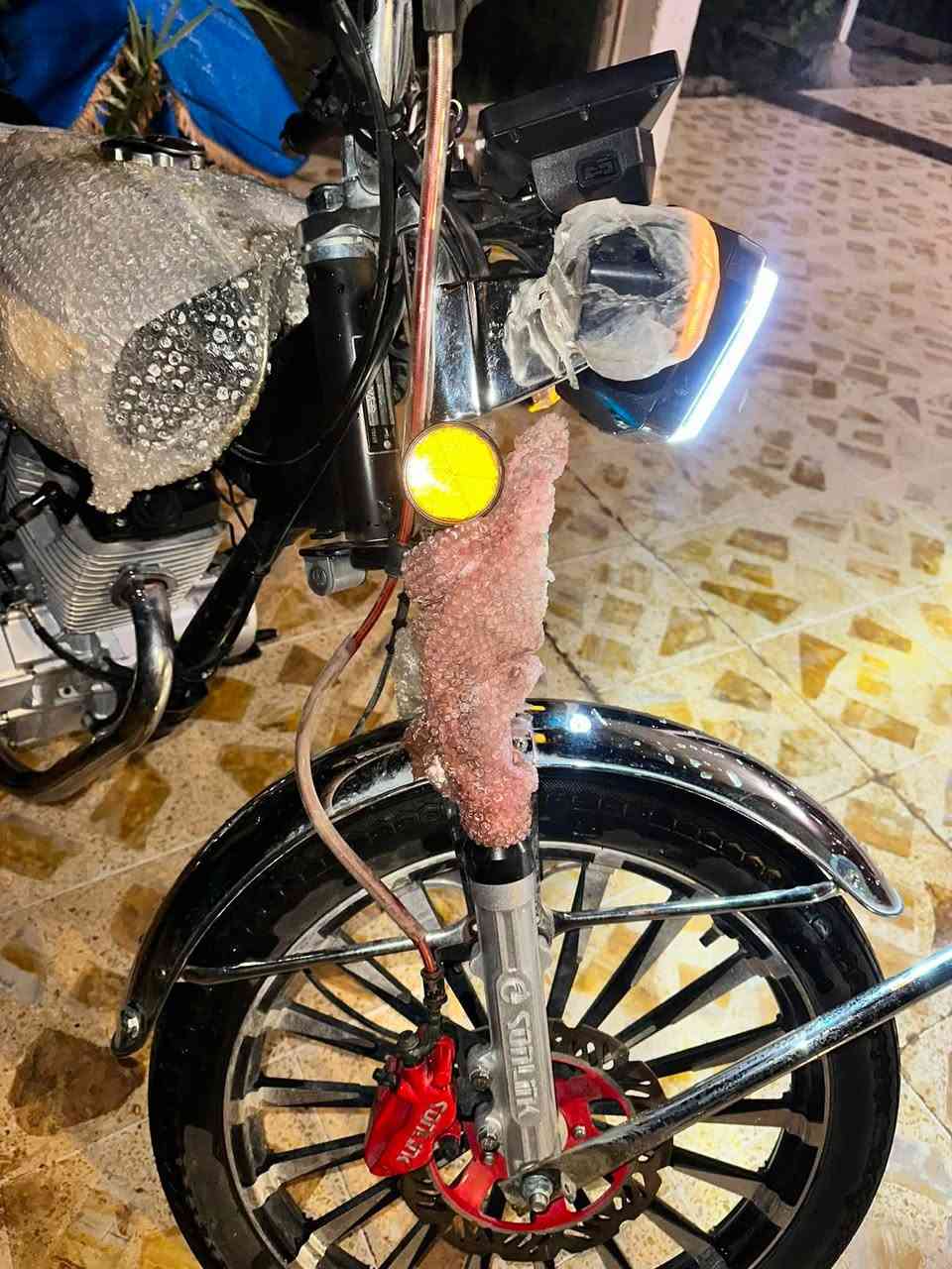 ماطور 2025 للبيع اقرا المنشور كامل واتصل ***********
محرك 200cc
تايرات جدد
وياله مسطره
كشر نضافه 95/100
دبلات كلها شغاله 
الاناره عالي ناصي 
بك لايت 
اشاير يمين يسار 
فقط الشاشه بيها قطع 
والرجل الثنائيه مكسوره من اخذتو
الباقي كلو بلادي 
منفيس موجود بس سويجين
مكاني الحويجه قره الحلوات السعر 775 وبي مجال 
خاص ماجاوب والماطور مثل ماتشوف بعينك
