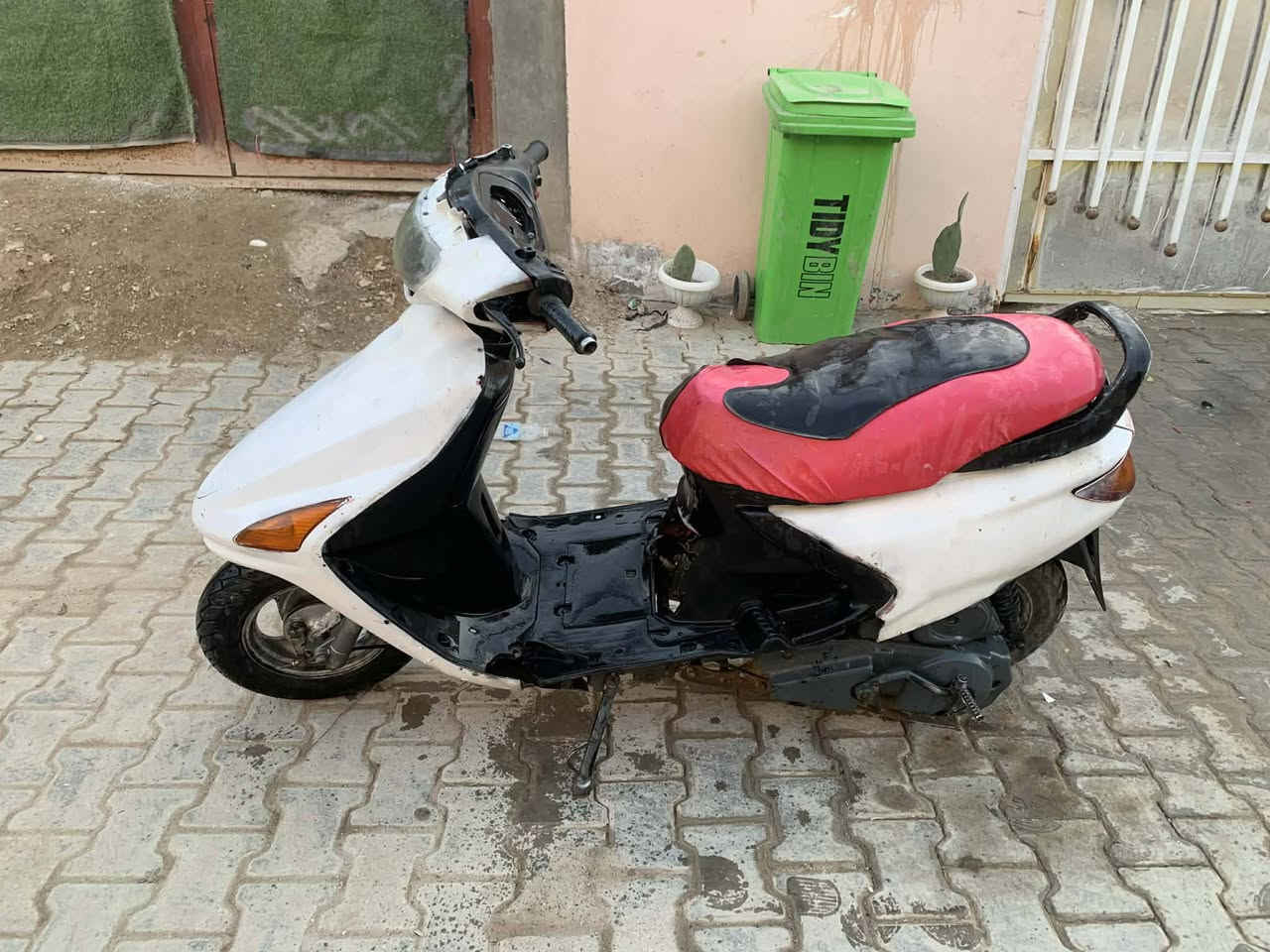 نجف ابو صخير مناذره وره مطعم ثائر الجبوري 
سلام عليكم دراجه فراشه كدامك المكينه مفتوحه سعرهه 150وبيهه مجال حك جيه العنوان نجف ابوصخير المناذره وره مطعم ثائر الجبوري.      رقمي للاستفسار.. ***********
