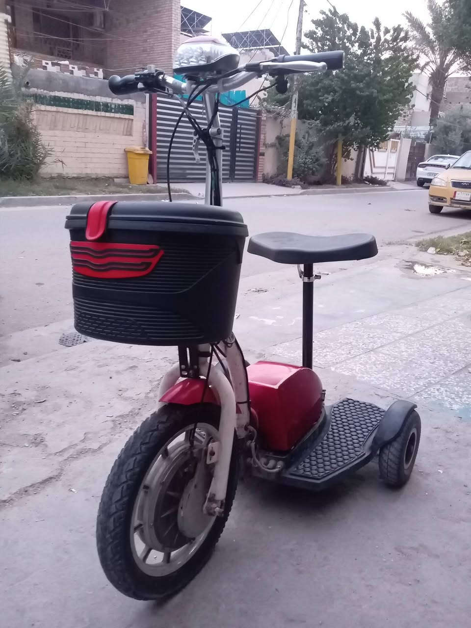 سلام عليكم دراجة شحن 3 تايرات 48 فولت جاهزة كهربائيات هورن لايت شاشة تصلح للمعوقين والعمار 13 فما فوق سرعة القصوى 35 دراجة كاملة مابيه اي نقص سعر 300 وبيه مجال مكان غزالية تصال واتساب على هاذ رقم ***********
