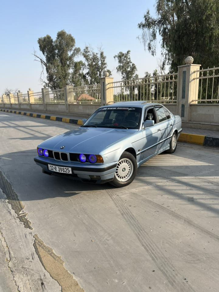 بي إم 525 
سنويه ابسمي 
29/11/22
صبغ عام جماليه 
حادث مابيها 
فتحه سقف 
كير اوتو 
تبريد تدفئه شغال 
كير او محرك شرط 
كاربون 
سنتر لوك 
***********
السعر (58)
