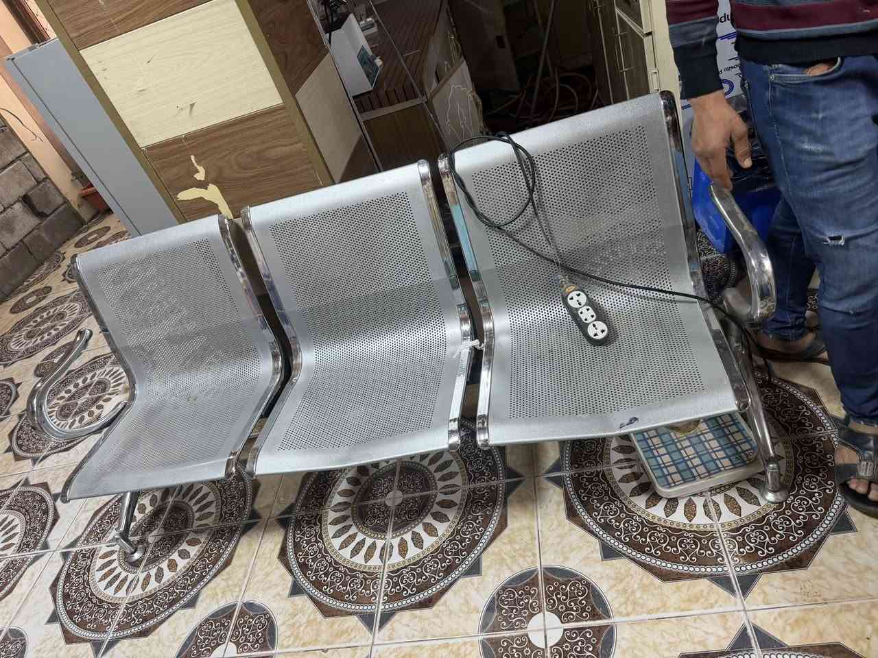 السلام عليكم للبيع مكان شارع البلاج
المقاعد الثلاثي ٦٠ 
بوفيه ٤طلاكه ٨٠
كوميدي طلاكتين ٤٥
طابعه شغاله فول وايفه ٨٠
***********
