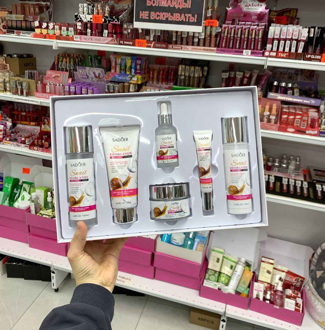 ✨ مجموعة الحلزون الأصلية من SADOER ✨  

دللي بشرتج بأقوى عناية متكاملة حتى تحصلي على بشرة صافية ومشرقة 😍  

💧 الفوائد:  
✔️ ترطيب عميق يدوم طول اليوم  
✔️ توحيد لون البشرة وتفتيحها 🤍  
✔️ تقليل الخطوط الدقيقة والتجاعيد  
✔️ يمنح البشرة نعومة ولمعان طبيعي  
📦 المجموعة الكاملة تحتوي على:  
غسول + تونر + سيروم + كريم + لوشن + كريم عين  
🌸 مناسبة لكل أنواع البشرة  
🌸 مثالية للاستخدام اليومي  
✨ خلي بشرتج تلمع وتستعيد شبابها

سعر البكج ٢٥ يوجد توصيل الجميع المحافظات


**إذا كنت صاحب هذا الإعلان وتريد حذفه لأي سبب، رجاءا أرسل رسالة إلى الدعم الفني**