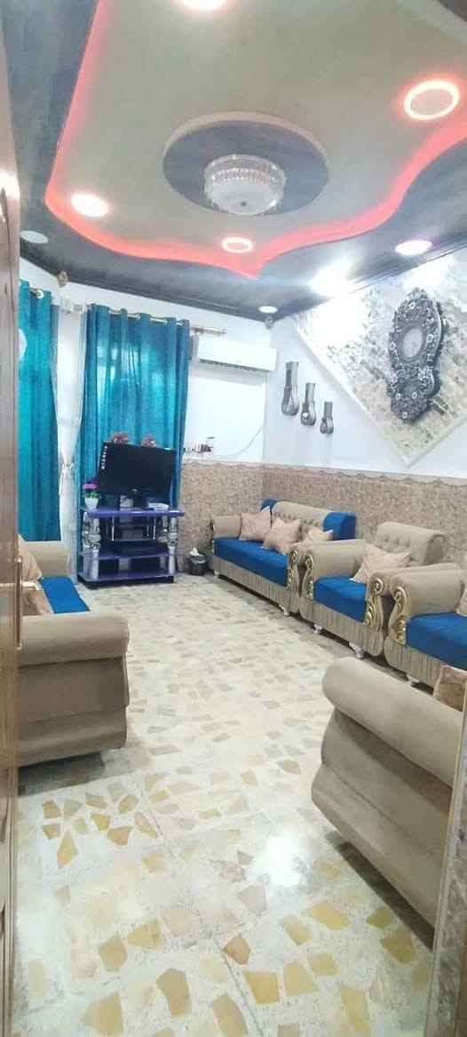 ***********
شارع المطار القديم قرب حسينية سيد حاكم
دار 100 متر بناء بلوك اساس وسطح صب كونكريت + رباط كونكريت ، كاشي ،سيراميك  سقوف ثانوية النجف, العراق
