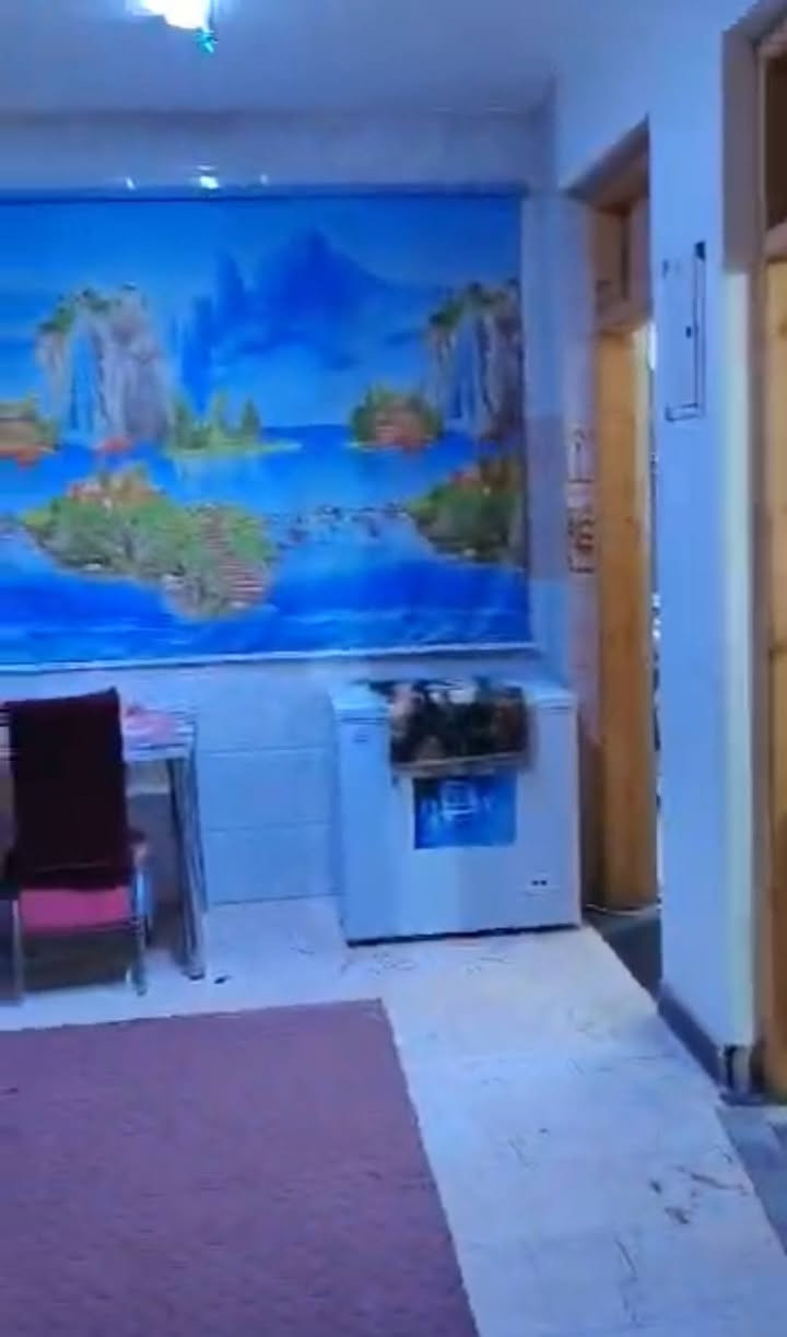 للبيع فقط بيت مساحه ١٥٠ متر وجه ٧ متر ونص ونزال ٢٠ بناء جديد ٢٠٢٠ طابقين طابو صرف بسم واحد فقط يتكون من تشجير أمام البيت مدخلين صاله ومطبخ وخدمات وحولي وغرفة نوم وترك وطابق ثاني ٣ غرف نوم وخدمات وحولي وطابق ثالث بيتونه وسطح أرضية البيت مرمر مكانه حلو ومميز حي العباس قرب بانزيخانه حي العامل سعر مناسب انشالله للاستفسار مكتب دارك للعقار واتساب *********** ***********
