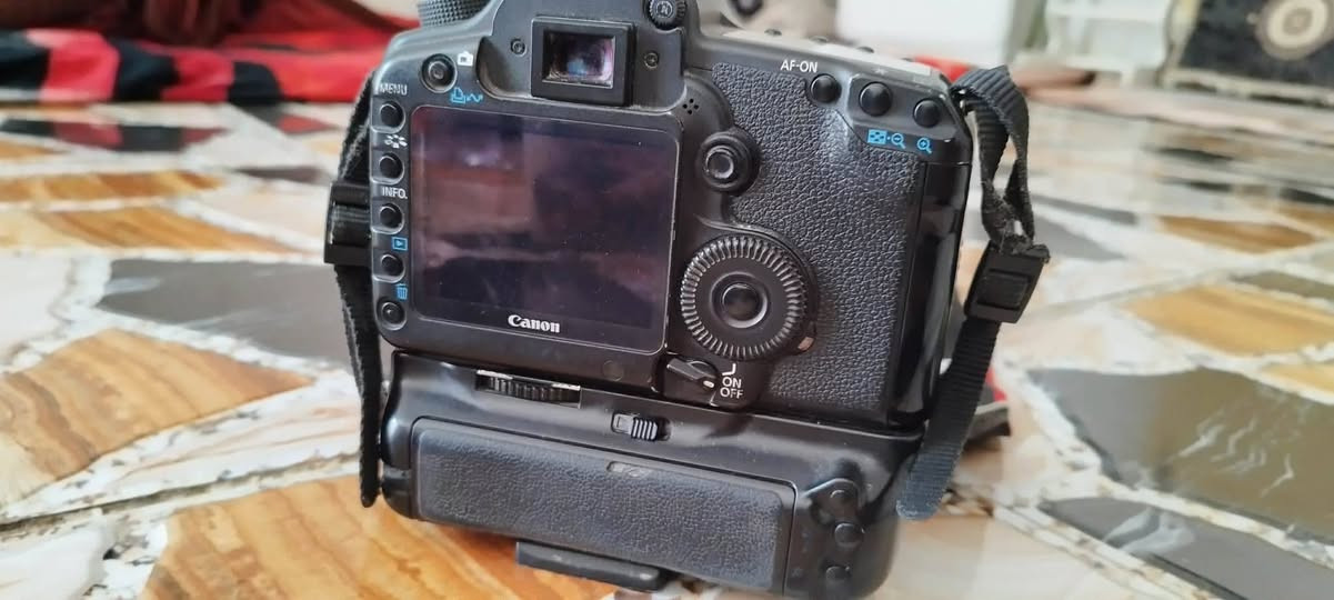 كامره كانون 5D فول فريم
نضافه فول مع كامل ملحقات 

عدسه

. قبقات. 

بطاريات ٢

حزام كتف

گريب 

رام 

للاستفسار ***********

المكان ذي قار. الشطره
