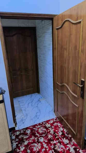 السلام عليكم. من رخصة المسؤول 
للبيع دار سكني، ملك صرف، مساحة 64متر، بناء حديث طابقين، في الكاظمية حي الحسين، السعر 260 مليون وبي مجال للاتصال على *********** بغداد
