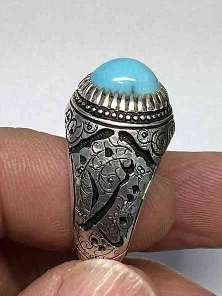 خاتم فيروز نيشابوري صافي لبه غير معالج طبيعي وبصياغه قلم زني تحفه العنوان الكوت للاستفسار الاتصال على ***********
