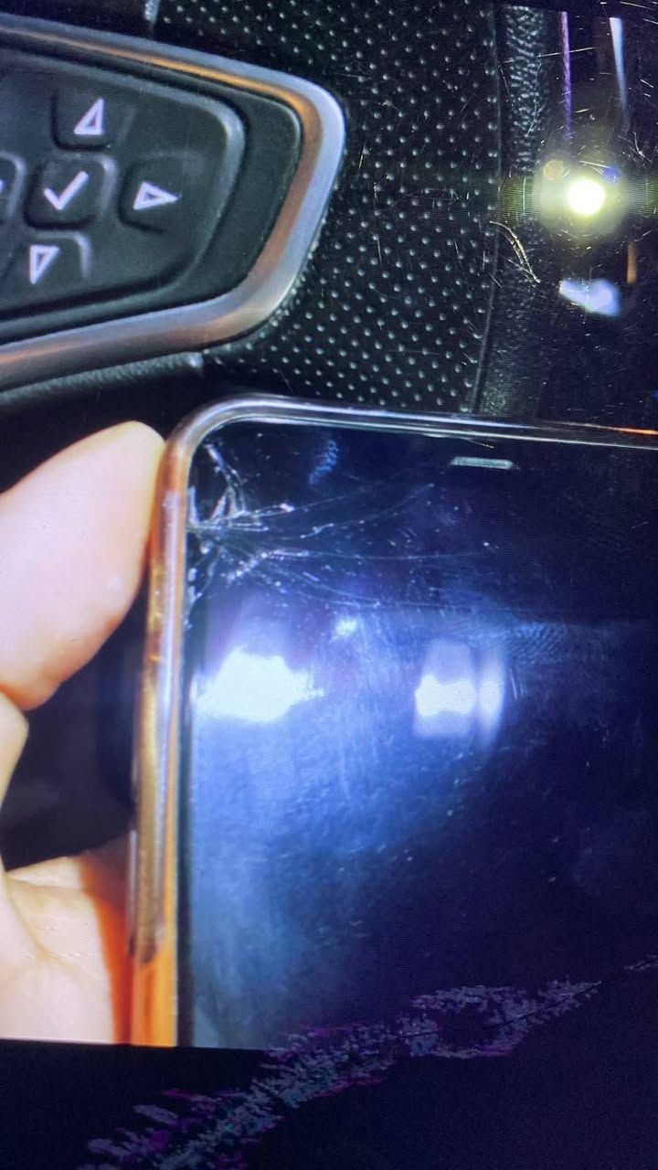 ايفون 11 برو ماكس ذاكره 256 نضيف ماعدا الفطر ما ماثر عل ايشي بل طرف فقط بطاريه فقط مستبدله  قبل يومين 100 ((الشاشه غير مستبدله)) السعر 250 بي مجال قليل للشراي المكان البصره العشار ***********
