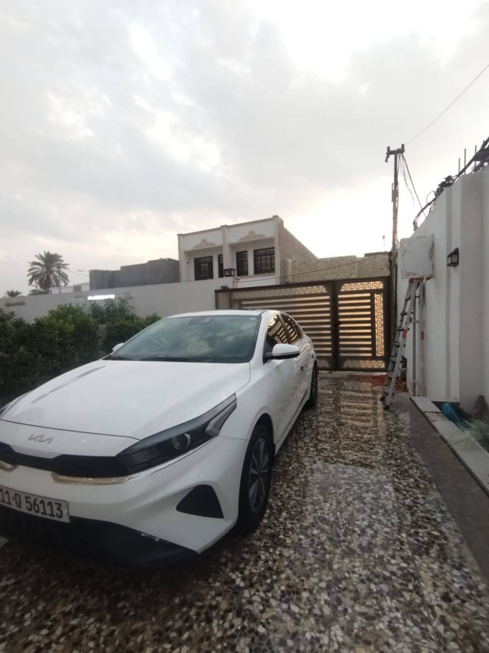 السلام عليكم للبيع سيراتو موديل 24 ضمان شركة الدولية
مواصفات 
فتحا 
مري شفط 
اشاير بل مري 
داخل لونين 
ماشية اقل من 10 الف السيارة جديدة على وضع الشركة مكفولة كفالة عاما مكينة 1600 مكان السيارة بغداد الشرطة الخامسة السعر 186 الاتصال على الرقم ***********
