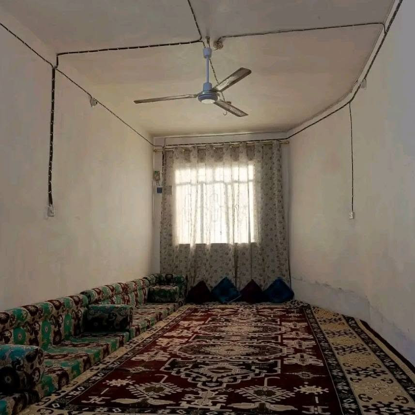 بيت للبيع في كربلاء طويريج مليببج المساحه 100 واقع حال 140 طابقين يتكون 3غرف نوم صاله عدد 2 واستقبال وصحيات وطارمه ومطبخ ومتوفر كافه الخدمات ماعدا تبليط قريب على شارع الزوار السعر 60 وبي مجال رقم هاتف ***********
