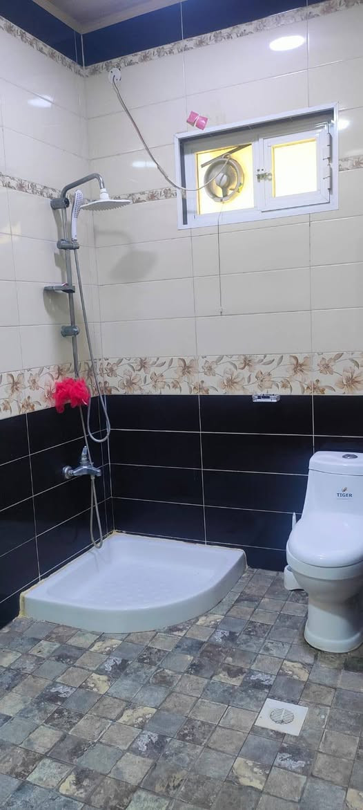 بيت اليجار في الطويسه مساحة 125 متر طابقين يحتوي على 3 غرف نوم وصاله وستقبال ومطبخ وصحيات وكراج بناء حديث سعر اليجار مليونين وبيه مجال قريب على الشارع العام يصلح شركة أو مكتب مكان راقي ممتاز الستفسار//***********//***********// كما نستقبل جميع عروضكم وطلباتكم التجارية والعقارية المكتب مجاز قانونيا المكتب ماقبيل مطعم الحسون عقارات أبو انور فرع الطويسه
