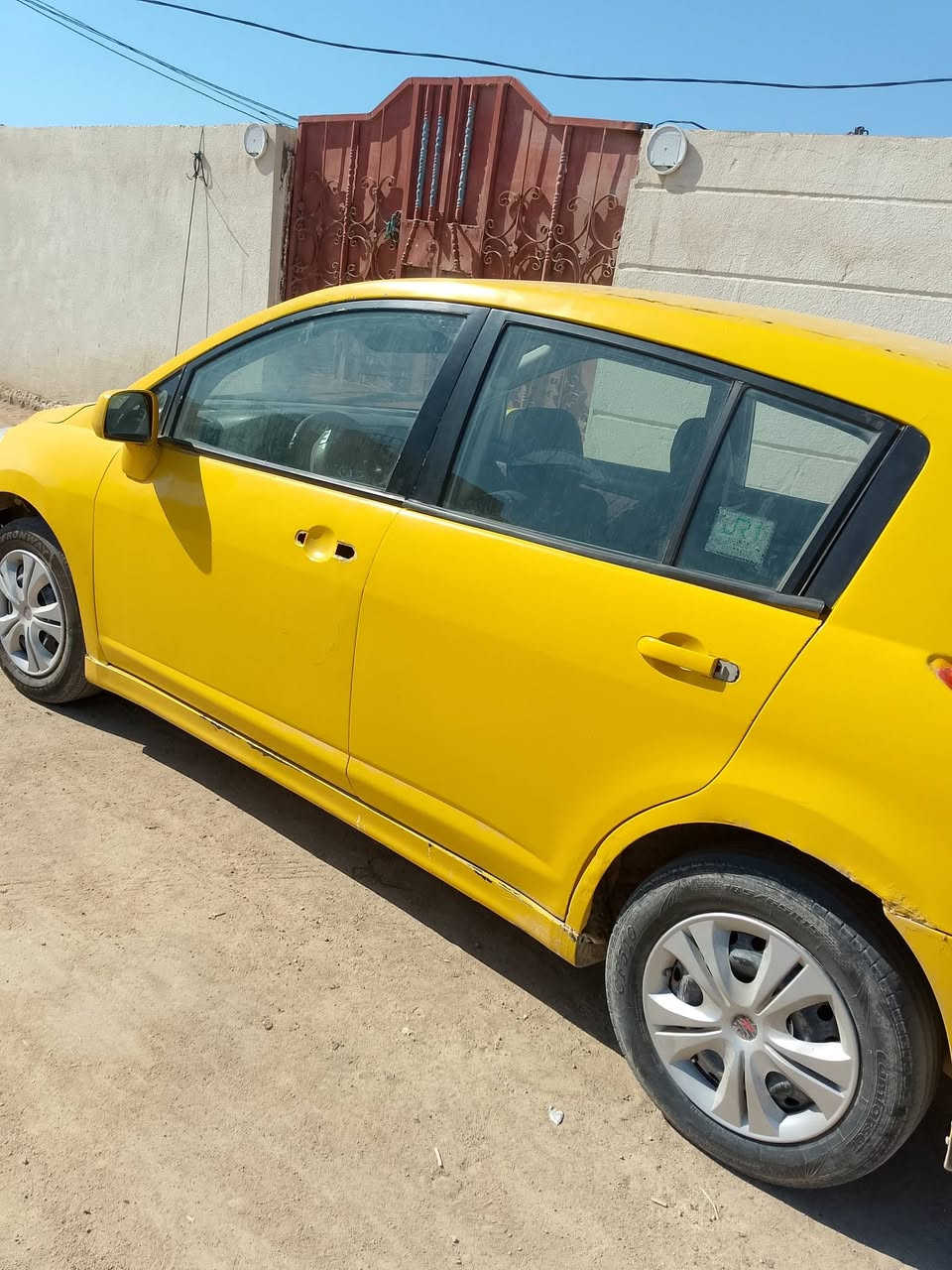 سلام عليكم نيسان تيدا هاتشباك موديل 2009 سياره محور كورلا مكينه جديده وكير. السيارة مال تكسي وخير من الله   سياره حلوه ورخيصة   رقم احمر قديم راعيها موجود تحويل مباشر. السيارة مستعجل على بيعتها. رجاء لحد يواعد كذب.  شراي تعال.  السعر 25 بيها مجال مكاني البصرة  رقمي ***********
