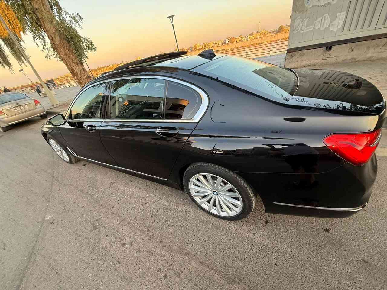 السلام عليكم
بي ام دبليو 740  وارد امريكي 2018 حادثة جاملغ وبنيد مصبوغ وربع والجاملغ الايمن مصبوغ السيارة بصمتين ابل كار بلاي لايت ذكي متحرك رادار بوابات امامية صندوق كهربائي بيبان اربع شفط اربع بصمات للبيبان السيارة فول مواصفات من الكامرات 360 درجة التبريد قطعتين وتدفئة  بالمقاعد مقاعد خزن ميموري ليد خلفي وليد داخلي الوان متغيرة كشنات جلد طبيعي صندوق السيارة ينفتح بالقدم والسيارة مكفوله كير ومحرك مناقصهه اي شي ونظيفة جدا ماشية 96 الف كيلومتر وبيهه هوايه موصفات اني مذاكرهن معروفه مواصفات البي ام السيارة جكات للاستفسار اتصال ***********
