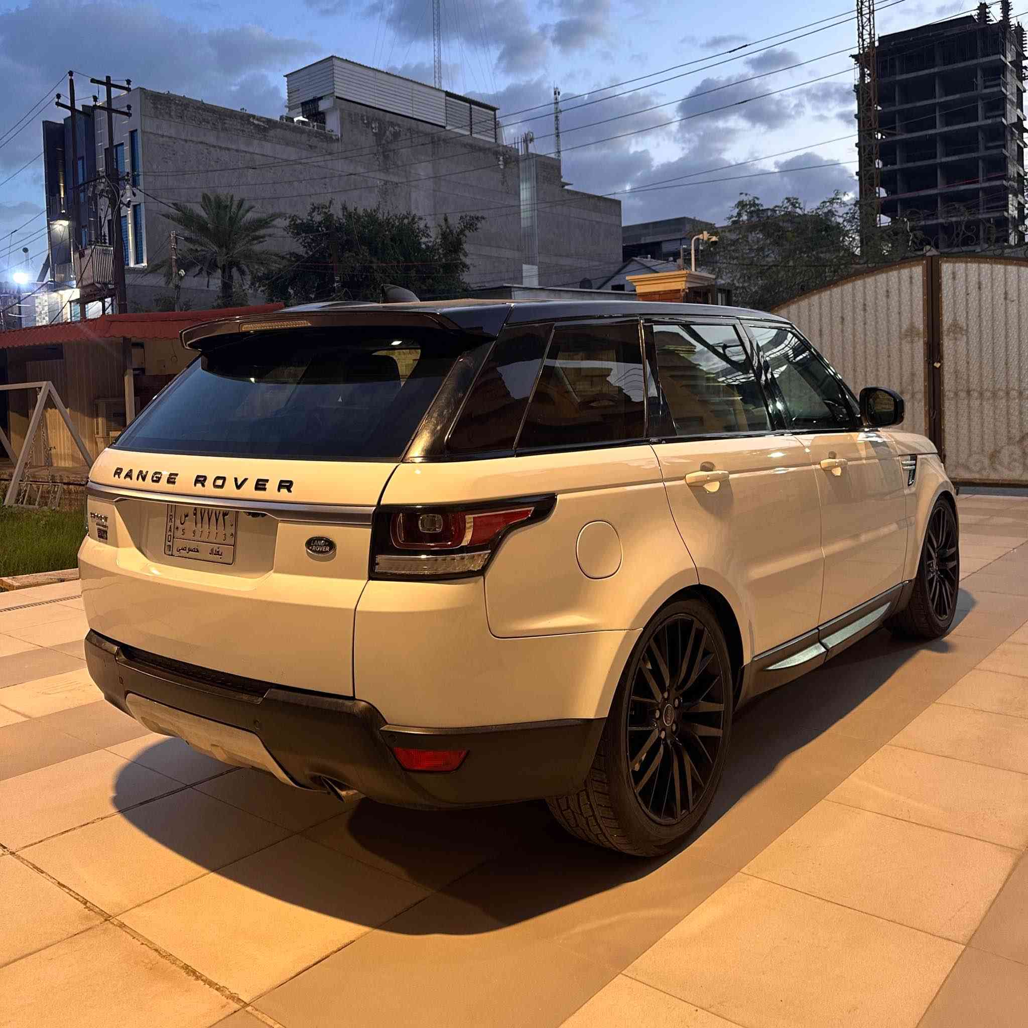 🔥 عرض مغري جدًا | Range Rover Sport 2017 🔥

سيارة فخمة + سعر اقل من السوك  
فرصة للي يريد رانج روفر بدون ما يدفع سعر عالي

📌 المواصفات:
- موديل 2017  
- أبيض / سقف أسود (لوك رياضي 🔥)  
- داخلية بيج نظيفة  
- شاشة + تحكم كامل  
- تبريد وتدفئة مقاعد  
- فتحة سقف  
- كاميرا + حساسات  
- نظام Terrain Response  للطرق الوعره
-باقي مواصفات الرانج المعروفه ما يحتاج للشرح

📌 الحالة:
✔️ ممشى: 241 ألف  يكلو
✔️ محرك وجير بحالة جيدة جدًا  
✔️ استخدام شخصي مرتب  
✔️ السيارة جاهزة للاستخدام  
✔️ترايها من الفاو الى زاخو

📌 ملاحظات:
- وارد  امريكي 🇺🇸
- بيها صبغ ( الجاملغ الخلفي + قبغ الجنطة)
- رقم الشاصي ( SALWG2FV0HA681201 )

📍 فحص بأي مكان  

💰 السعر: 19,400$  
🔥 من أرخص الأسعار بالموديل  
⚡ قابل للنقاش للجادين فقط  بعد الفحص و المعاينه

📞 (***********)

❗ السعر بسبب البيع السريع + الممشى فقط  
مو بسبب عطل

🚀 سيارة تعطيك فخامة بغداد, العراق
