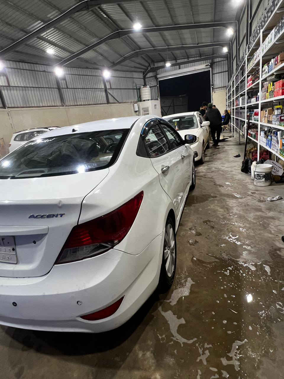 اكسنت ٢٠١٣ خليجي بيها طخات قليله مكفوله من التبديل والفتح بيها الجاملغ الخلفي بدون دواخل استفسار أكثر الاتصال على الرقم *********** علاء الغالبي
