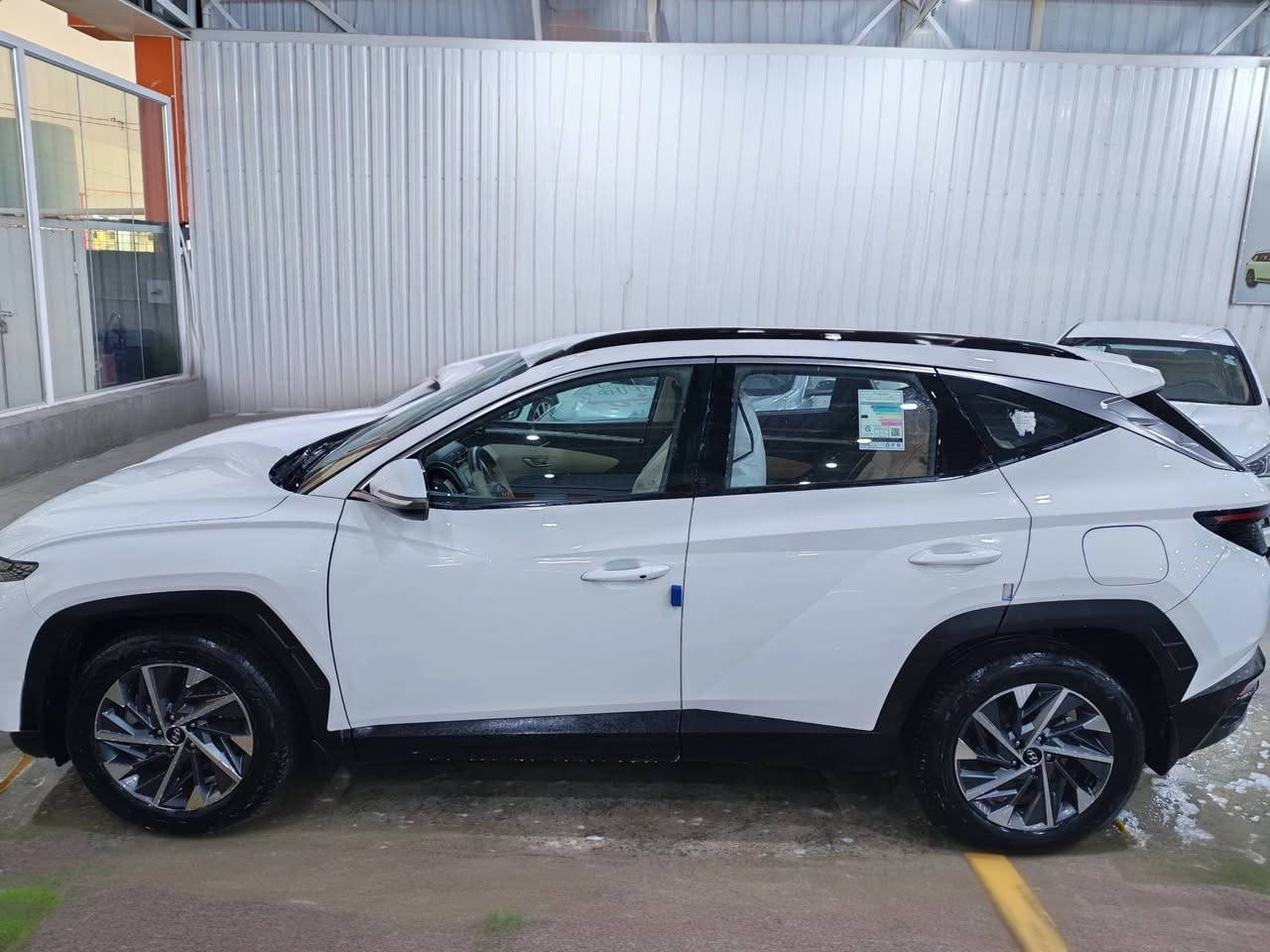 (للبيع )
 هونداي توسان مديل 2024 رقم انكليزي اربيل خليجي لون ابيض ماشيه 31 الف كفاله عامه . صبغ ضربه تبديل بارد حالوب مكفول  السعر 213 وبيها مجال بسيط للاستفسار اتصل ***********
مواصفات :
.بصمه 
.ويل كب 19 
.كشن جلد بلاد كهرباء
.داخل ابيض 
.تخم تاير جديد
.حداده محرك گير تبريد مكفول 
.مكينه 2000 دوش
