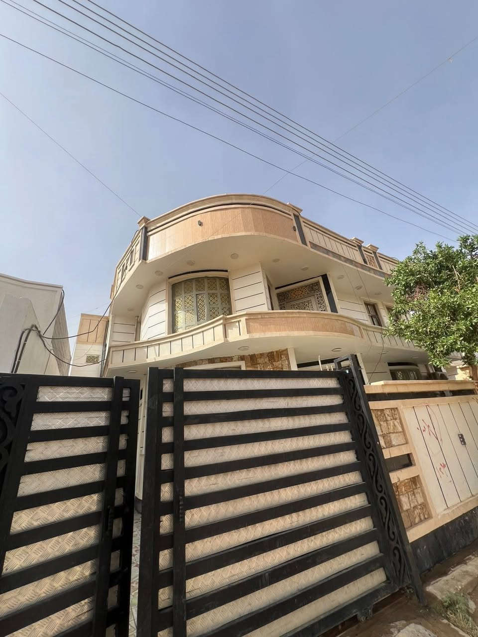 للبيع فقط بيت طابقين 📍5كيلو قرب مجاور مجمع عمر الراوي قرب البوابة ٣٠٠متر شارع ١٠
من 
كراج + حديقة + منور او ممشى 
صحيات وحمام خارجية 
مطبخ حار وبارد 
استقبال ٩ متر 
صالة ضيوف ١٤ متر 
غرف نوم ٢
صحيات وحمام داخلي معزول 
الطابق الثاني 
غرف نوم٣ 
صالة ضيوف ٨ متر 
صحيات وحمام معزول 
منطقة مميزة كامله خدمات مدارس وجامع واسواق 
السعر ١٦٠ وقابل للتفاوض
مكتب كريم العبيدي 
***********
