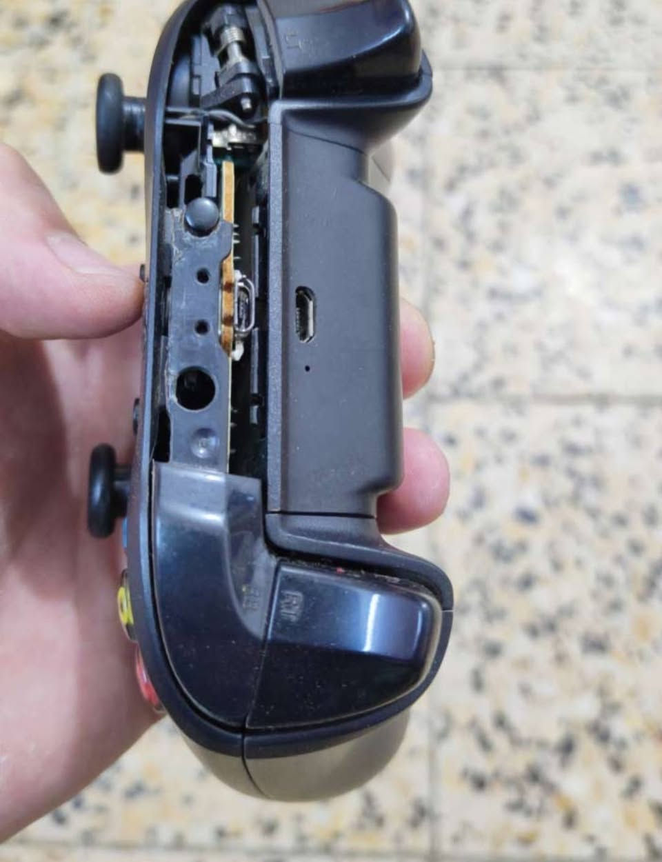 السلام عليكم...
للبيع جهاز اكسبوكس ون مساحة واحد تيرا بايت الجهاز تفاصيله مثل ما موضحة بالصورة، شغال 100% ومابي اي خلل ولا مفتوح ولا داخل صيانة.

الجويستك مفتوح سابقاً

الشفت الفوك المسطرة مكسورة اما باقي الدكم شغالة.

السعر100 الف قفل

تواصل ***********
