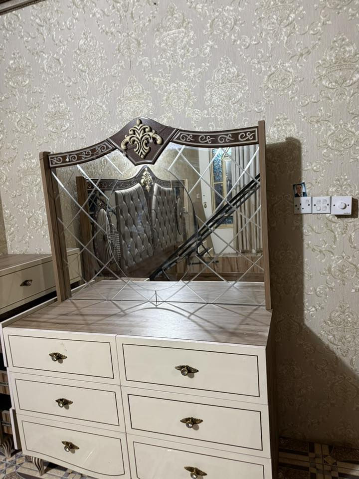 السلام عليكم غرفة تركية نظيفة جدا ما مفتوحة ابدا اللي يريد يتصل على الرقم *********** سبب البيع يشهد ربي ضيق المكان
