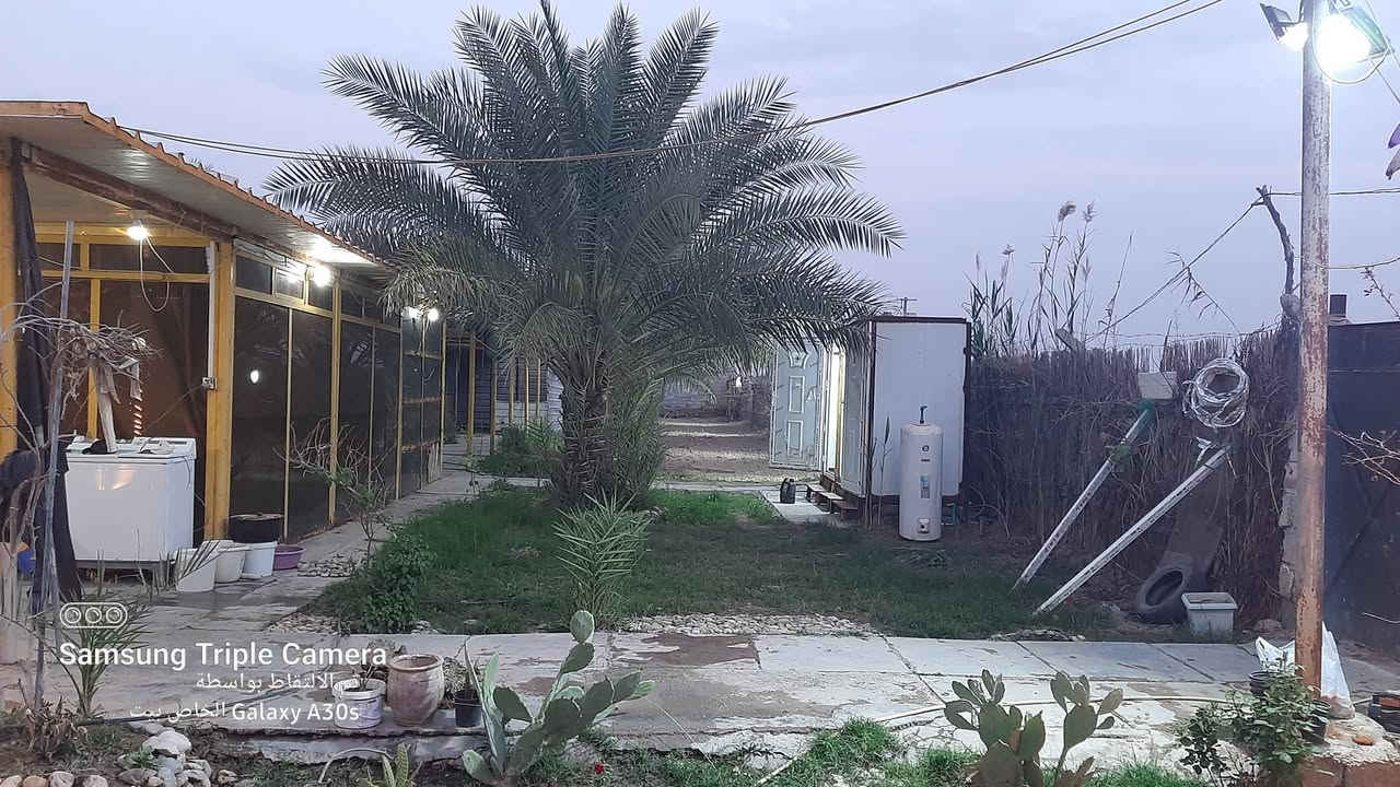 موجود دونم طابو زراعي حق التصرف بمنطقة العزيزية
--- السلام عليكم 

بيع مستعجل

**أرض للبيع – مساحة دونم – واسط العزيزية تبعد عن بغداد اقل من 40 دقيقة **

- **جنس الأرض:** طابو عقد 25، تحويل مباشر للمشتري.

- **الموقع:** تبعد 200 متر عن الشارع، وتحتوي على شارع خاص بها. تبعد عن مركز المدينه ٣ كيلو فقط 

- **الخدمات المتوفرة:**

  - خط كهرباء.

  - ماء إسالة.

  - بئرين.

- **الأشجار والمحاصيل:**

  - نخيل برحي ومكتوم.

- **مميزات إضافية:**.

  - منظومة سقي كاملة.

  - كرفان بمساحة 12×12 متر مع سقيفة بي آر سي.

  - محاصر للحيوانات.

السعر الارض :- 75 مليون 

ملاحظة:- تصلح سكن

**للاستفسار:**  

الرجاء الاتصال على الرقم: ***********

---
