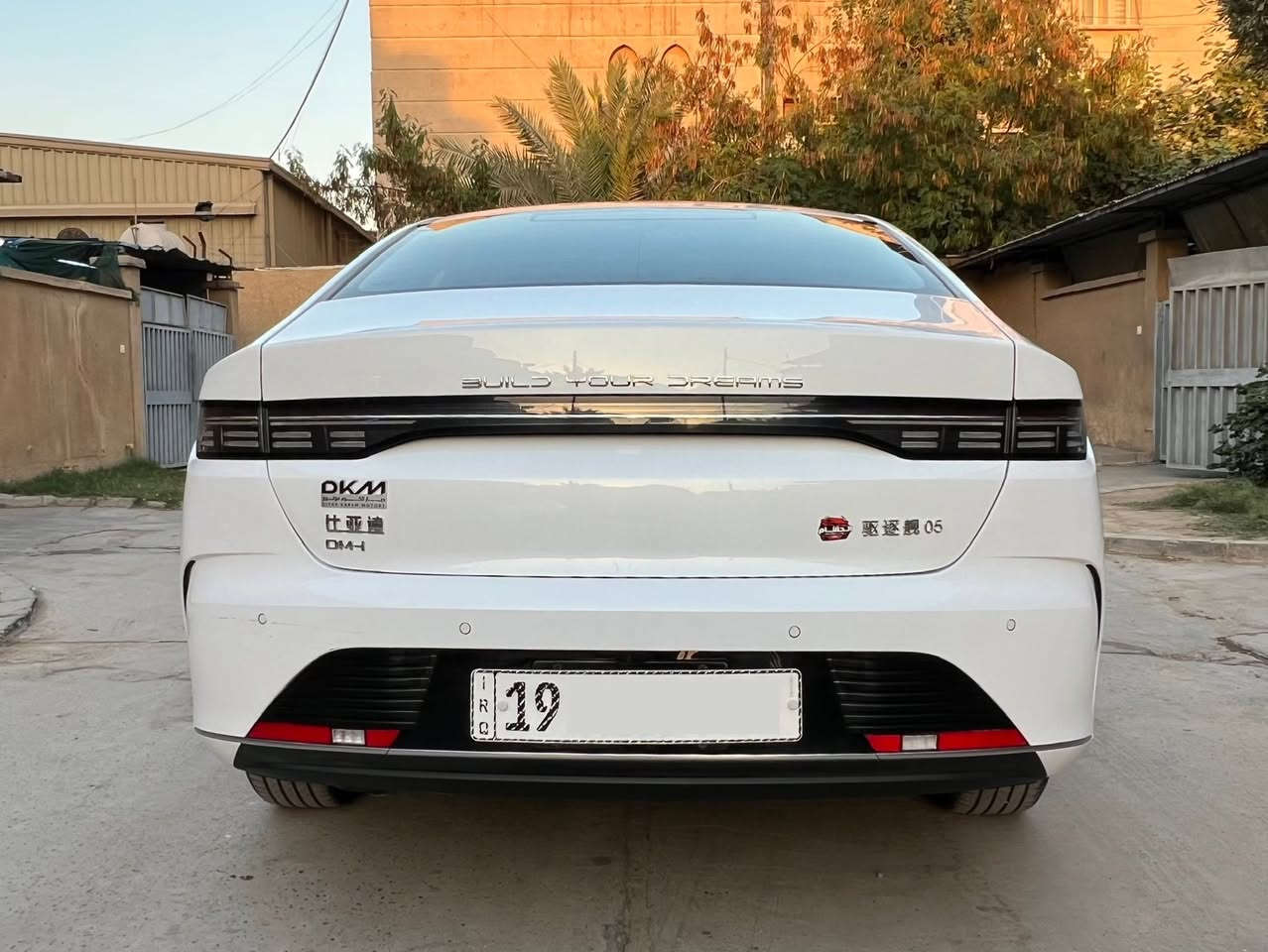 السلام عليكم BYD ديستروير 2025 للبيع فول مواصفات عدا الفتحة داخل ابيض كل غراضها موجودة السيارة بحالة جيدة جدا على وضع الشركة كاملة من كلشي ماشية 24 الف الكلي سنوية بأسمي رقم كربلاء تحويل مباشر وين ميعجبك السيارة بيها صبغ قطعة جاملغ فقط وملاحضات بسيطة والباقي كفالة السعر 18،700 وبيها مجال بسيط 
رقمي : ***********

