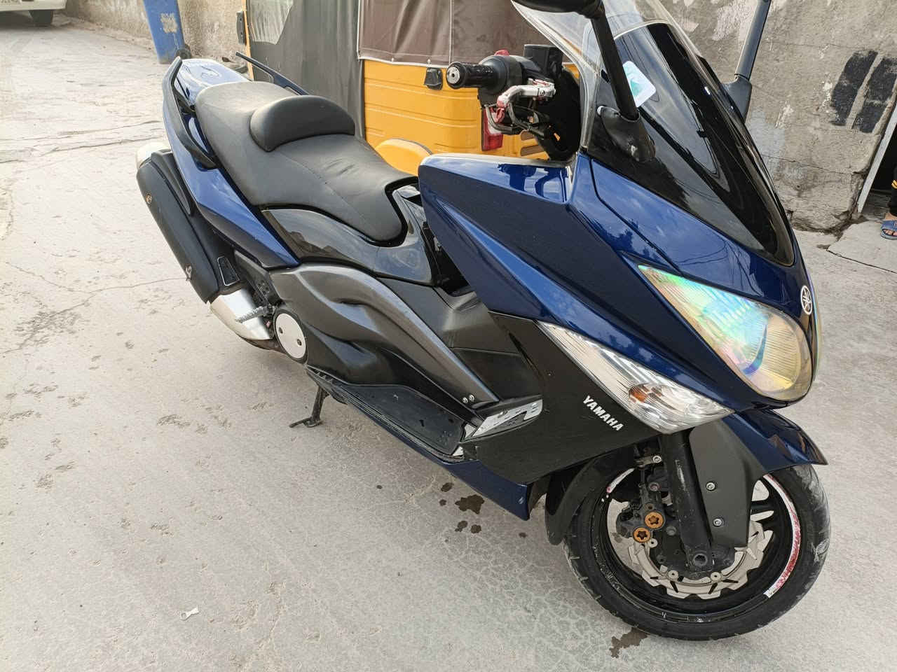 دراجة تيماكس 2011 Tmaxللبيع محرك مكفول من كلشي مكان الدراجة الشعب للأستفسار ***********
