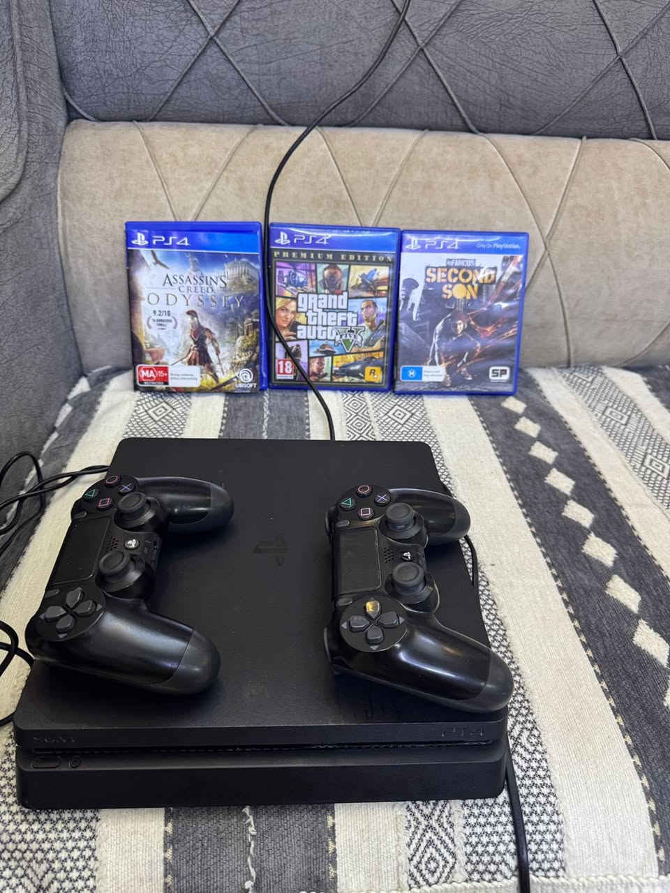 بلي 4 سلم للبيع
هارد 500 كيكا لوك مامفتوح جهاز مع كارتونه مع اقراص ٣ ويدات اثنين وياه سماعه رأس جهاز جديد مو اوربي 
السعر 200 الف مكاني بغداد الحريه 
***********
