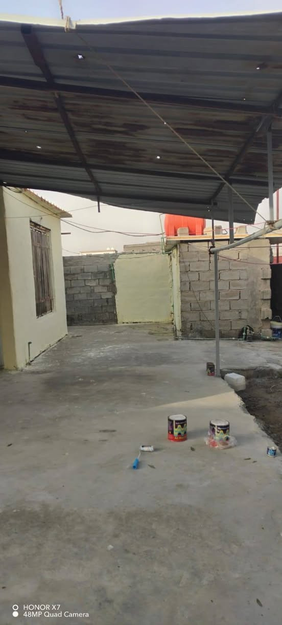 يالله سلام عليكم دار للبيع بغداد المدائن مقابل قاعه أوسكار خلف الغسل السيارات زراعي خدمات كامله تبليط كهرباء ماء زراعي يتكون الدار من غرفتين نوم وصاله واستقبال ومطبخ وكراج سيارة صحيات داخلية خارجيه مساحه الدار ٢٦٠ متر السعر ٤٢ وبي مجال بصيط للاستفسار الاتصال على الارقام *********** أو *********** وات ساب علماً السقف سندويج
