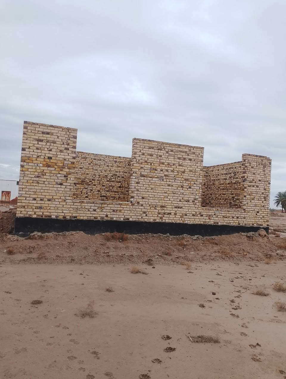 سلام عليكم دار للبيع بعده هيكل المساحه 300متر بناء طابوق شارع 7متر طابو زراعي سند 25 متوفر ماء وكهرباء ومولده خط ذهبي 
ومدارس ابتدائية ومتويسطة واعدادية ومركز صحي الموقع حله خلف جامعة بابل منطقه ابراهيم الخليل السعر مناسب جداً للاستفسار اكثر الاتصال بلرقم ***********/***********
