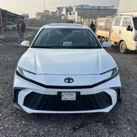 كامري 2025 SE Plus اعلى فئه بل se لون ابيض  وضررها جداً بسيط بدون ايرب...