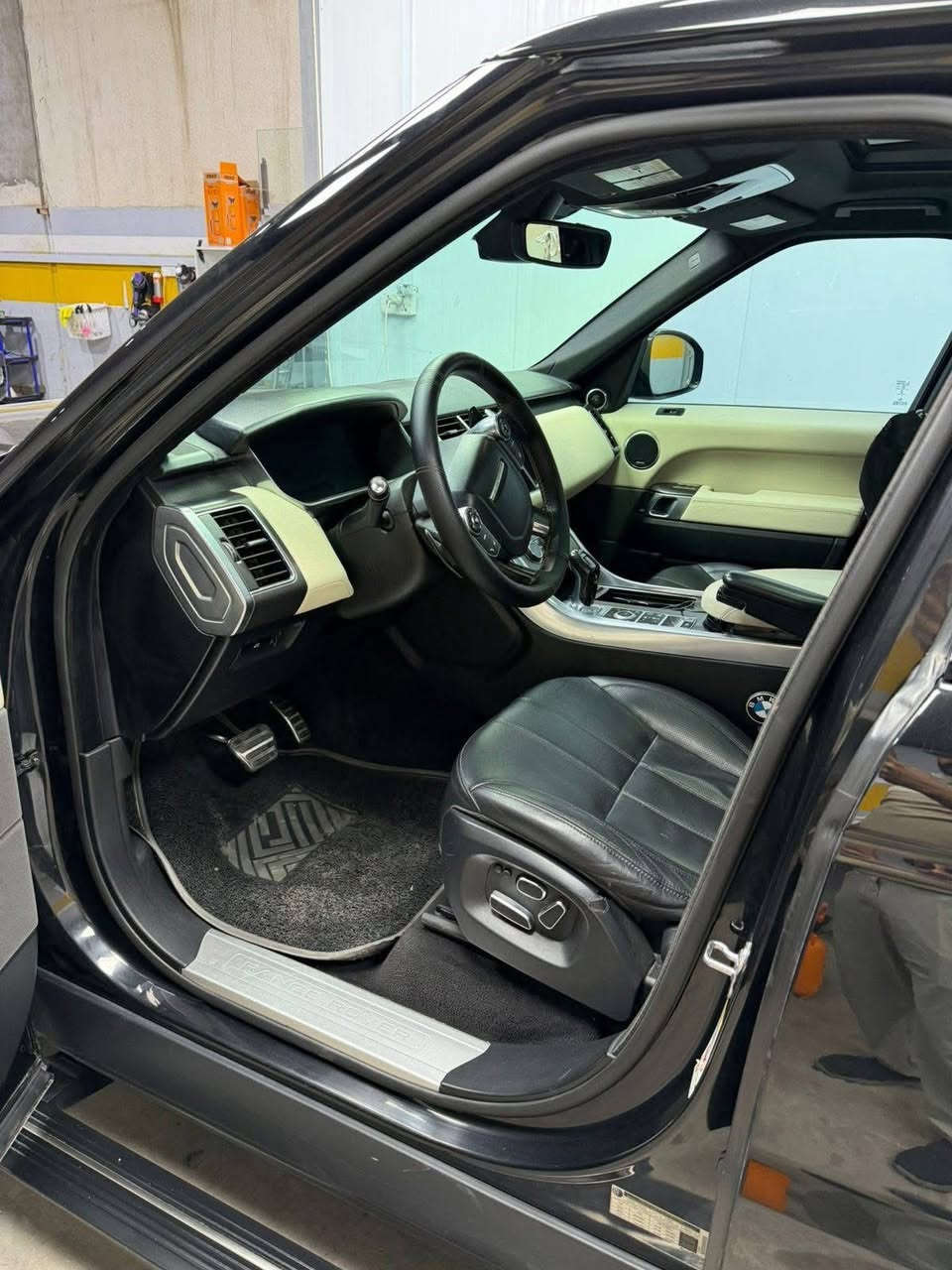 السلام عليكم
رانج سبورت 2014 سوبر جارج بانزين
فول سياره اريد مرواس ب جيب 
***********
مكاني البصره 
رقمها بغداد
