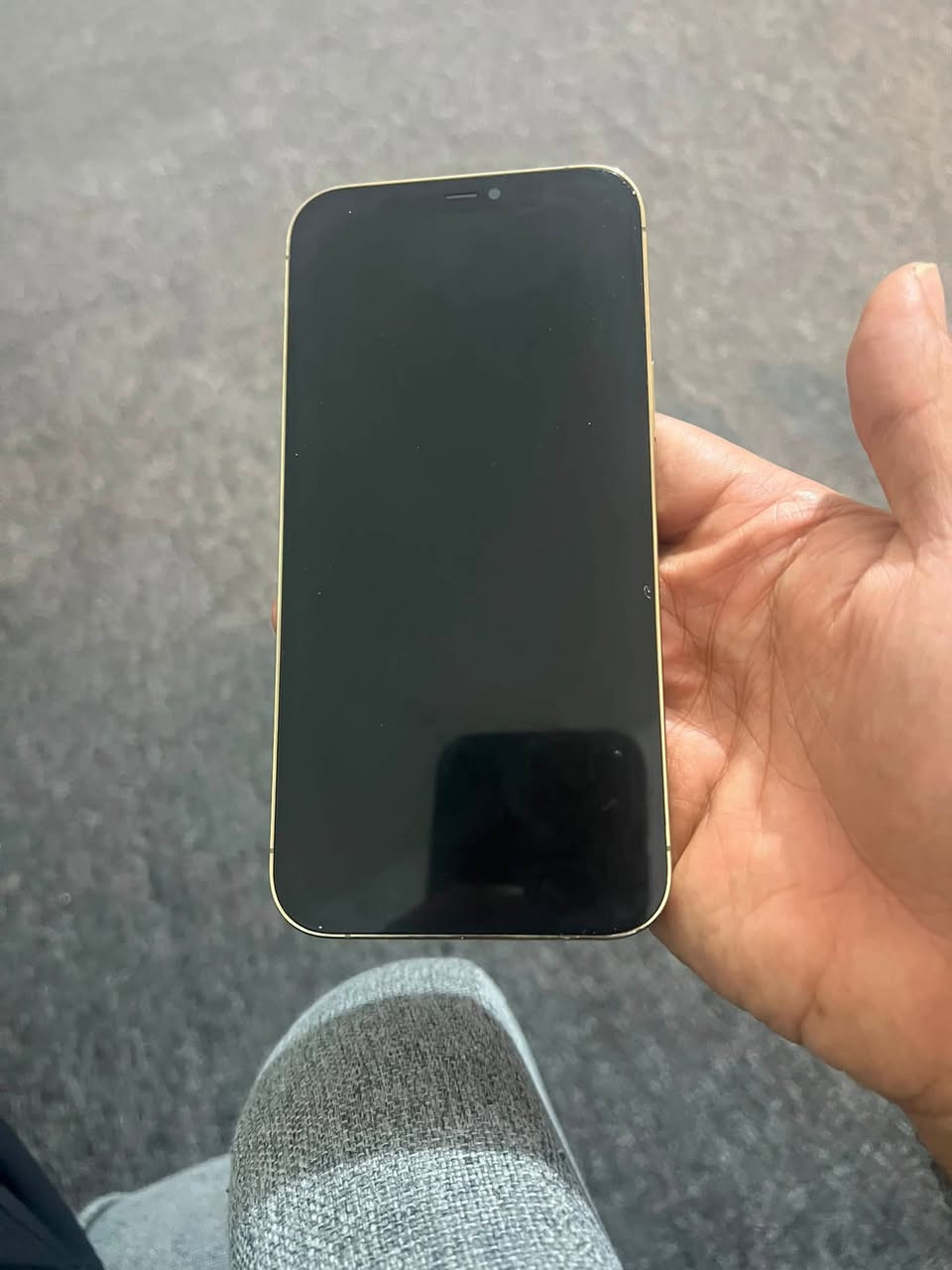 أيفون ١٢برو ماكس جهاز جدا نضيف مبدله شاشه اصليه وبطاريه اصليه جهاز شاشه لطش اصلي وبطاريه انسه شحن فول متصرف جهاز معروض ٢٥٠وبي مجال قليل للاتصال ***********
