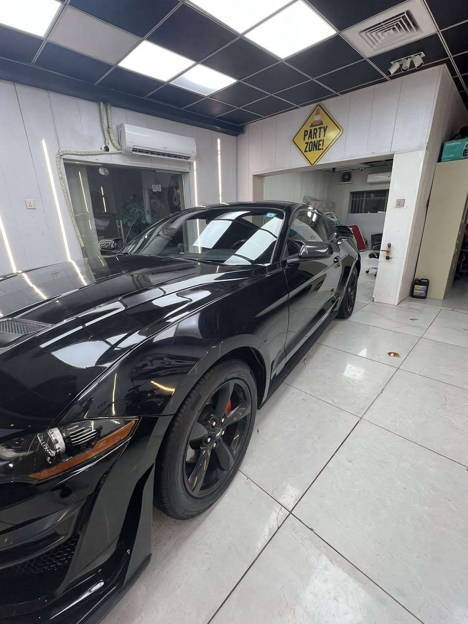 السلام عليكم شباب
للبيع موستنك 18ايكو بوست 
كير 10نمر 
حادثها سرقه واضحه بصور بدون ايرباك
محدث بجم شلبي 
وهنا بلعراق صبغت بيها داير مال جاملغات الخلفيه بسبب شخوط
السياره جاهزة مناقصها شي كير مكينه تبريد خير من الله
عارضها ب137 وبيها مجال
مكاني بغداد 
***********
موجود واتساب واتصال التعجبه السياره يدلل
