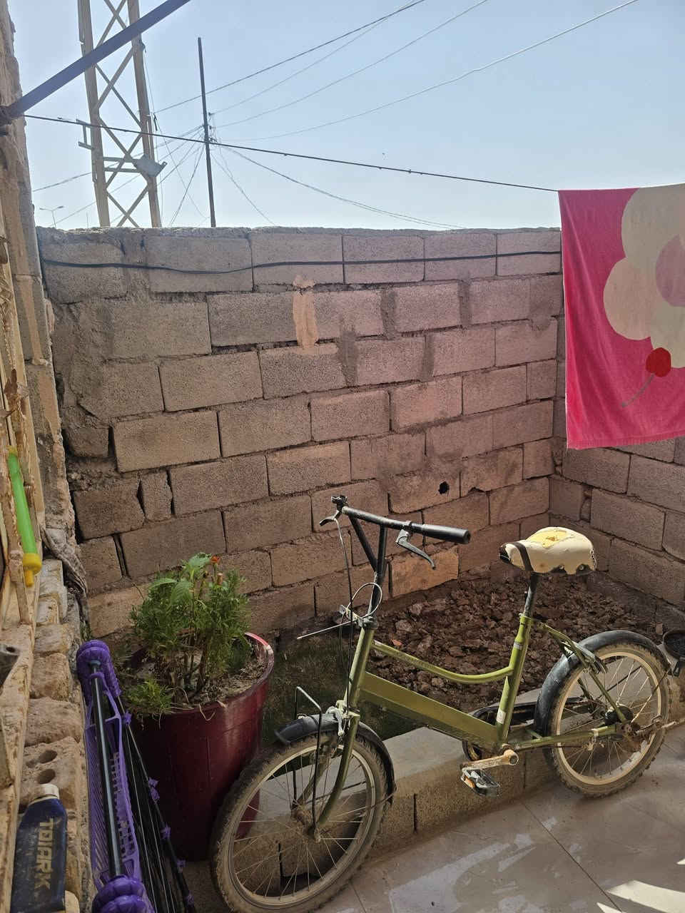 بيت حواسم لبيع لبيت كله عكاده وسراميك لبيت يحتوي غرفه وصاله ومطبخ وهول وحمام داخلي وخارجي لبيت ما معوض سعر لبيت (12 ) *********** وشراي يدلل
