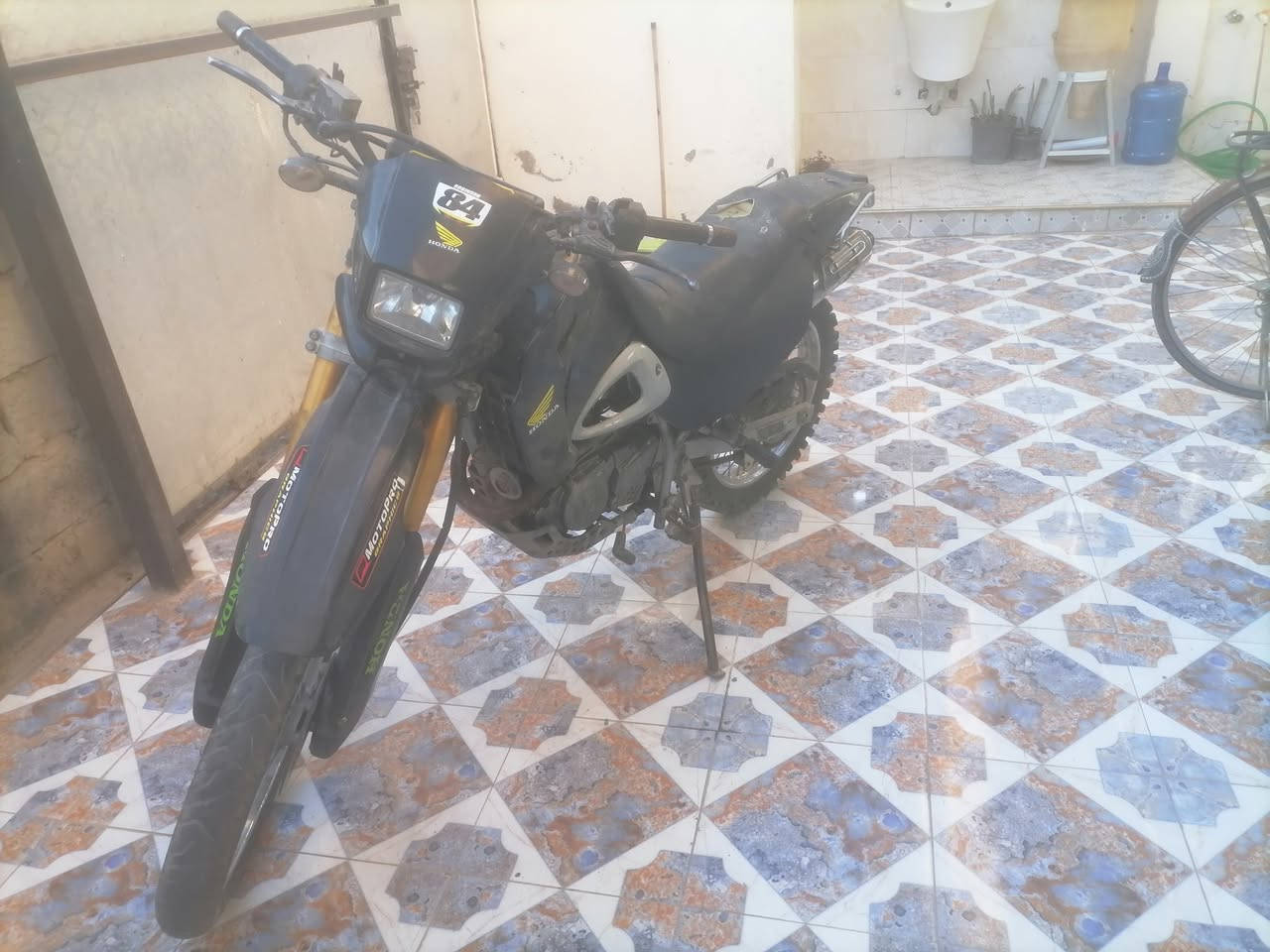 دراجه للبيع اومراوس قفاز كامله مكمله مكينه بلاديه ماته مجفته كهربايات شغاله مابيه أوراق دراجه حلوه السعر ٧٥٠ بيهه مجال رقمي *********** العنوان بعقوبه التحرير
