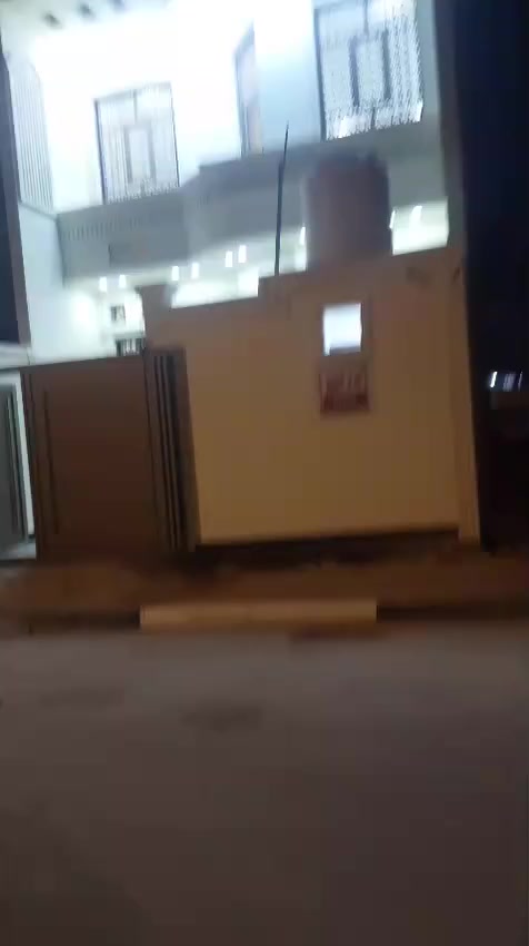 دار البيع طابو صرف بحي صحفين الأولى  مساحه 125متر
يحتوي على اربع غرف نوم وصاله ومطبخ وصحيات وديوان 

بناء 2025
كله سراميك وجمسم بورك 
سعر 175مليون وبيه مجال 
ستفسار تصل ***********
