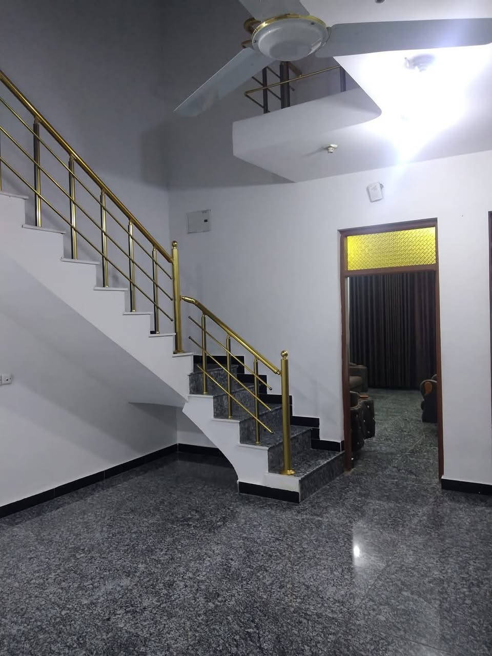 بيت للبيع  طابو صرف في كفائات السيديه الال مساحة ١٢٥م ٦.٢٥ في ٢٠ استقبال وهول داخلي كبير ومطبخ حار وثلاث غرف نوم مع ثلاث صحيات البيت كامل بدون نقص الارضيه كرانيت والطابق الاول بورسلين.. باسمي بدون دلال والسعر ٢٤٥  وبيه مجال قليل موقع البيت ثاني فرع بعد شارع كنانه التجاري من جهة كلية السلام خلف التكيه... للاستفسار ***********
