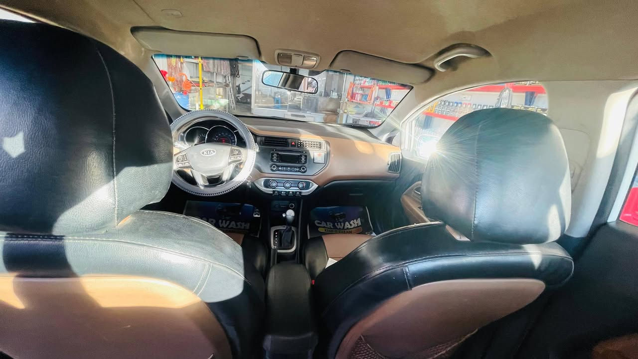 السلام عليكم كيا ريو ٢٠١٢ حادثها جاملغ أمامي ايمن وشوية بالبنيد وبيه طخة جاملغ خلفي ايمن بدون حوض وبيها طخات بالبيبان موضحة مكينة وكير وصدر سليمات السعر ٧٥  رقم الهاتف***********
