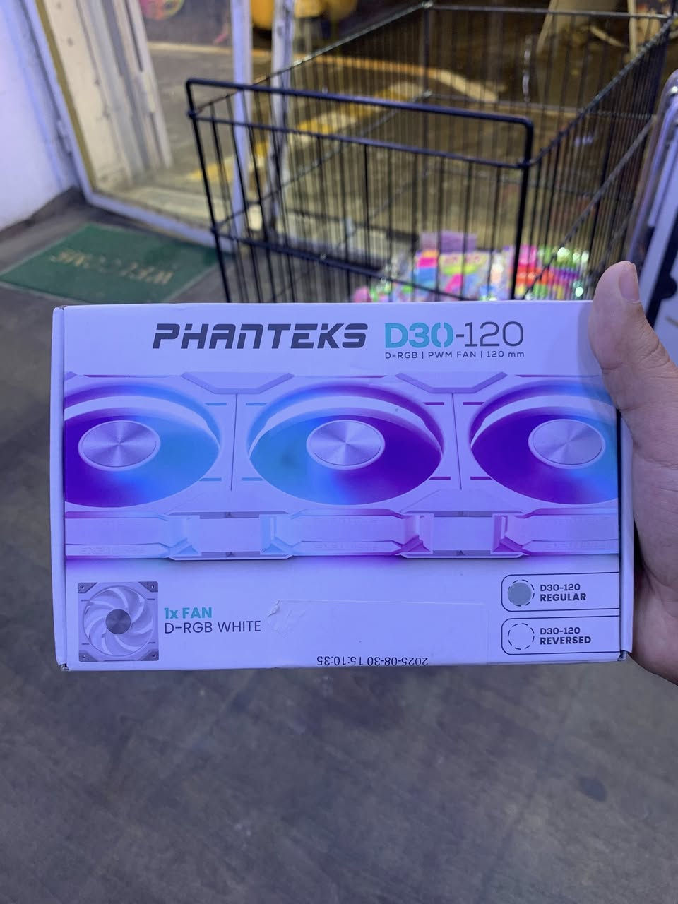 Phanteks D30-120 المواصفات الفنية:
• الحجم والسمك: 120 ملم بسمك 30 ملم (أداء أقوى من المراوح العادية).

• سرعة الدوران: من 250 إلى 2000 RPM (تحكم PWM).

• قوة الدفع: ضغط هواء عالي يصل إلى 3.01 mmH2O (مثالي للراديتر).

• تدفق الهواء: يصل إلى 64.3 CFM.

أبرز المميزات:

• إخفاء البراغي: تأتي مع أغطية بلاستيكية تخفي البراغي تماماً لمظهر انسيابي.

• ربط تسلسلي (Daisy-Chain): ربط عدة مراوح ببعضها بقطع توصيل (Clips) بدون هوسة كابلات.

• إضاءة D-RGB: إضاءة متطورة من الجوانب وعلى الريش متوافقة مع جميع اللوحات الأم.

سعره بلموقع 60 الف 

ابيعه ب25


**إذا كنت صاحب هذا الإعلان وتريد حذفه لأي سبب، رجاءا أرسل رسالة إلى الدعم الفني**