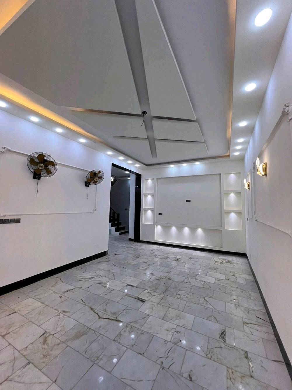 بيت 110 م طابقين طابوق بناء درجة اولى جديد غير مسكون استقبال وصالة  ومطبخ واربع غرف نوم وثلاث حمامات أرضية مرمر واجه حديثة حي الفتح بالقرب من حي سومر سايدين الچاير 