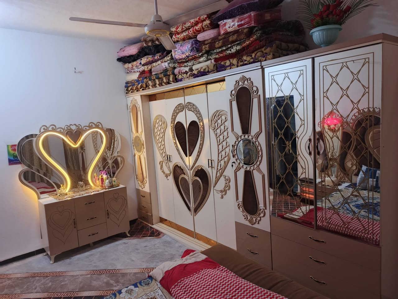 غرفه تركيا ضخمة قياس الكنتور أربع متر أبواب غرفه نضيفه السعر ٥٥٠ ##***********
