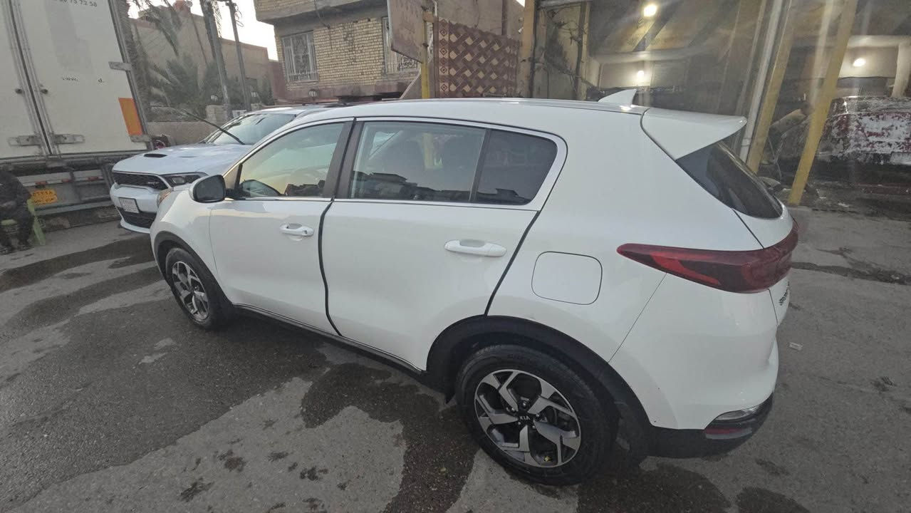 كيا سبورتج وارد امريكي 2020 ، لون ابيض مميز، رقم اربيل والسنوية باسمي (مكاني بغداد- جميلة)، ماشية 117 الف كم، محرك 2400 GDI، رادار أمامي، تبريد قطعتين بحالة ممتازة، داخل مخمل اسود، فرشاة أصلية، حادثها باب السايق مبدل وتصليح الباب الخلفي. البجم سليم ، الايرباكات سليمة. السعر 165 ورقة وبيها مجال بسيط. الاتصال على الرقم الاول *********** او الرقم الثاني ***********. بغداد, العراق
