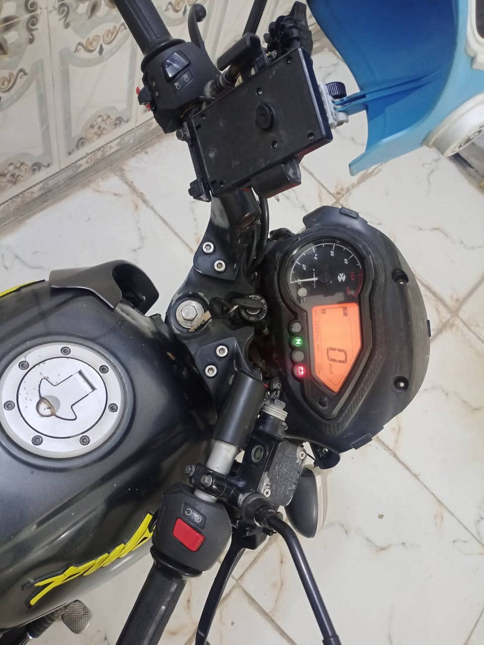 السلام عليكم دراجه بورشر للبيع موديل 2021 نقصها بس لايت امامي الباقي مقفوله وكاند السعر 700 دراجه اوراقها كامله مكان بغداد ***********
