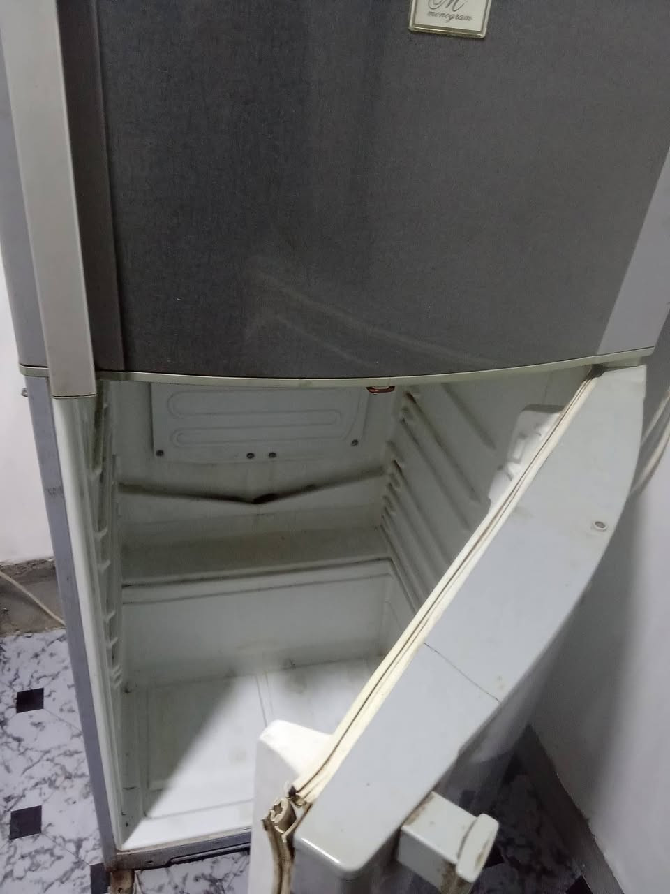 ثلاجه للبيع عطلها الوحيد لاستيكه مال الباب مال البراد متنسد كلش هاي كدامكم بل صوره او مكفوله من اي ضرر ثاني نوعها موجود بل صوره  مكاني بغداد اراشديه قرب جامع الرقيب سعرها 250 او بيها مجال واتساب ***********
