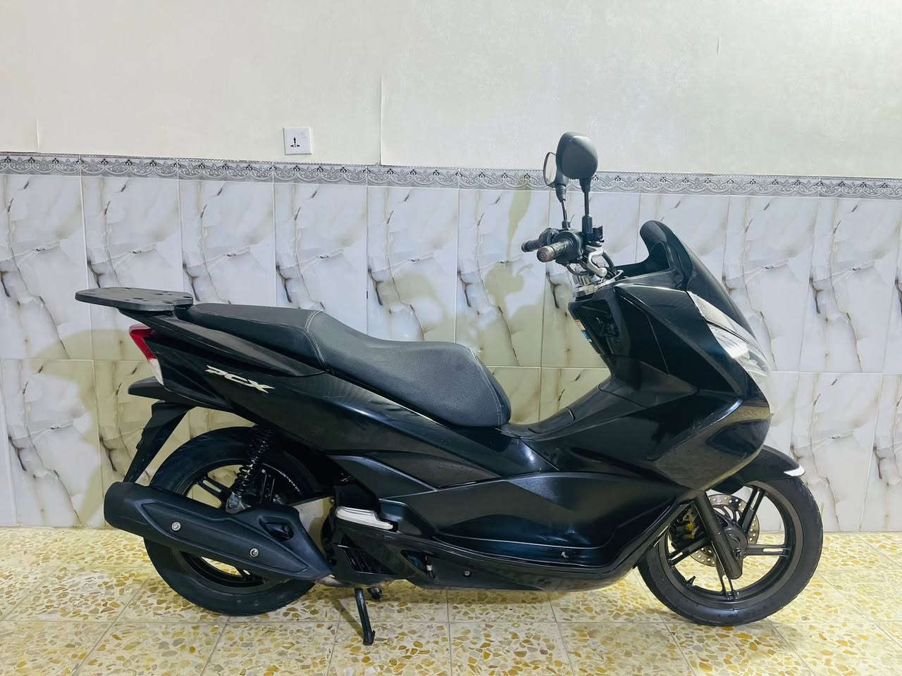 سلام عليكم PCX جيل ثاني ياباني JF
مكفوله من التاير للتاير شرط كفر ومكينه بلادي
مكينه 125 ☑️ 
حساس زدحام ☑️
حساس ستان ☑️ 
مابيه اي نقص شرط المكينه اذا مفتوحه ترجع الدراجه السعر12وبيه مجال
مكاني الامين الثانيه رقمي *********** ماسنجر ممتواجد
