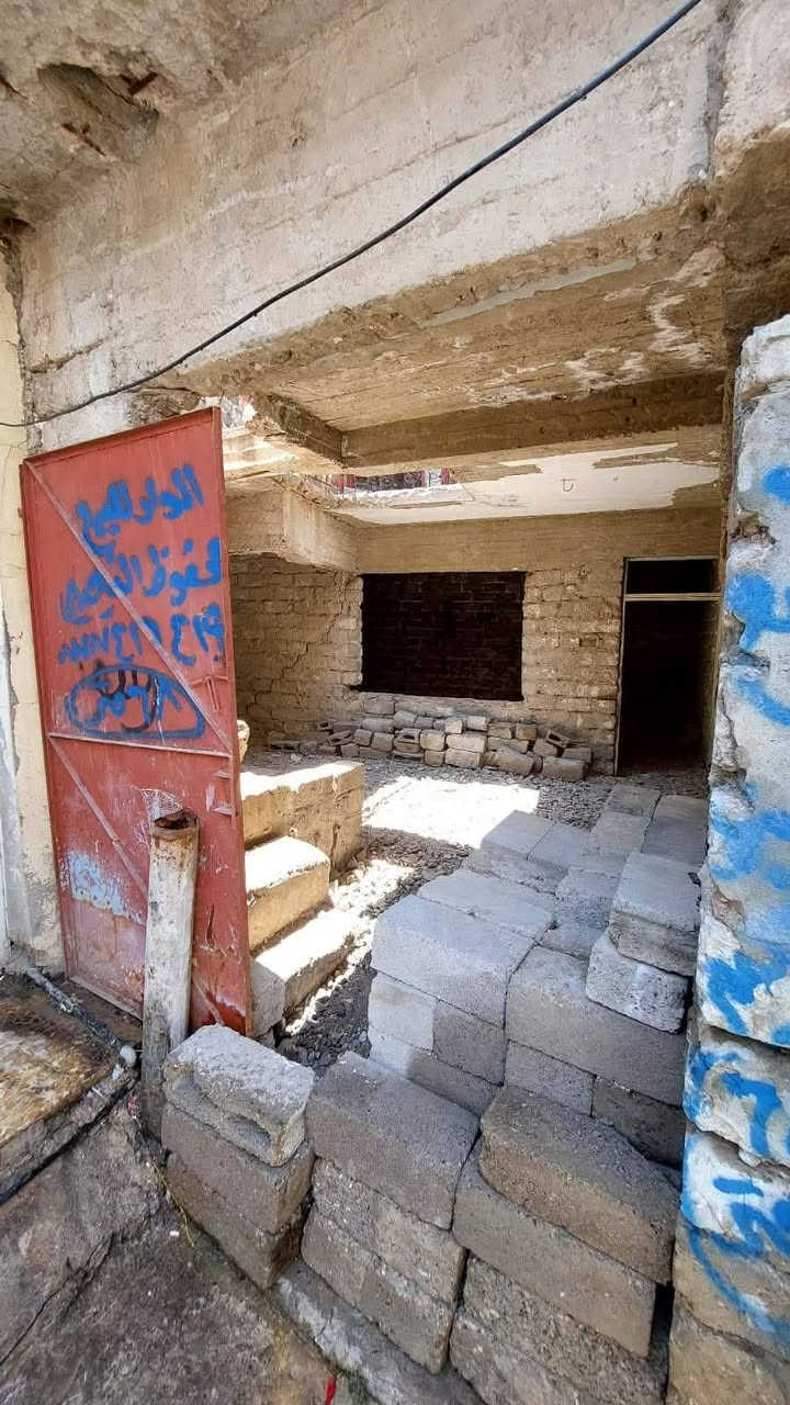 السلام عليكم 
يوجد دار للبيع في منطقة باب جديد من يم جامع العمرية 
الدار  يتكون من غرفة أرضية ٤ × ٦ 
وغرفتين 
بالطابق الأول 
٤ × ٣
وبيتونة بالسطح 
٣ × ٣ 
مساحة البيت بالسند  ٦٧ ونصف 
وبأسمنا 
ملك صرف
تم تقشيط الدار بالكامل 
والبناء صبة وبلوك
ويعتبر هيكل 
وأنا أبيعه على وضعه 
وبسعر  أرض 
وللعلم حساب الماي صافي 
وحساب الكهرب صافي
وسند طابو جديد ٢٠٢٦
 
وسعر  البيع  ( ٢٧ )

والعموله من الطرفين


**إذا كنت صاحب هذا الإعلان وتريد حذفه لأي سبب، رجاءا أرسل رسالة إلى الدعم الفني**