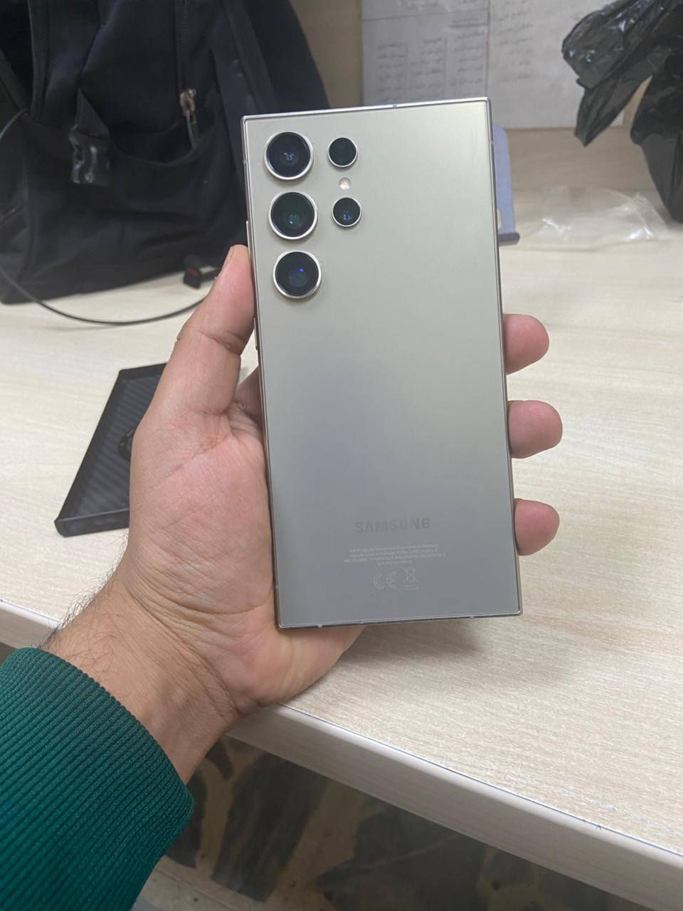 السلام عليكم ورحمة الله وبركاته
جهاز Samsung S24 ultra 
ذاكرة ٢٥٦ 
نظافة ١٠٠%
ملحقات [ كارتون  +كيبل الاصلي +شاحنة الأصلية + كفرات عدد ٤ اصليات] 
للبيع فقط بسعر ٩٠٠ الف وبيه مجال قليل 
العنوان بغداد 
***********
