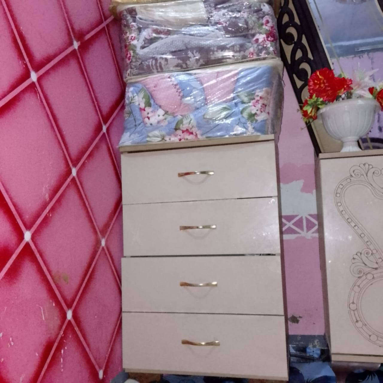 سلام عليكم غرفه خشاب تركي
نطيفه حلا من صوره  للبيع مكان الحمزه الشرقي ***********
